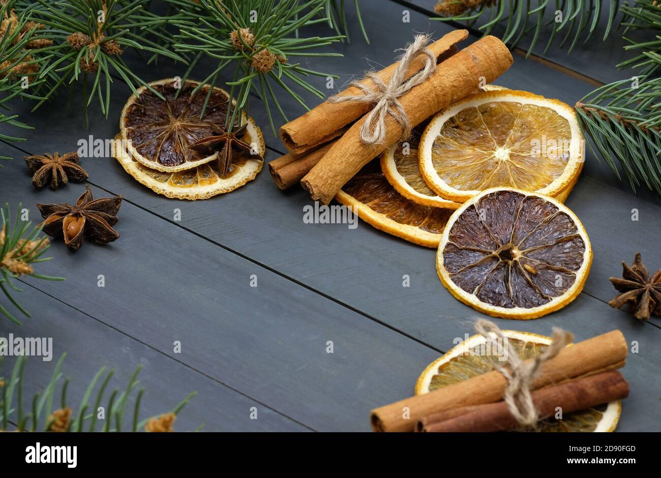 Bastoni di cannella e arance secche con ramoscelli di alberi di Natale. Composizione natalizia con spezie e un albero di Natale sul tavolo. Il tema di Capodanno con Foto Stock