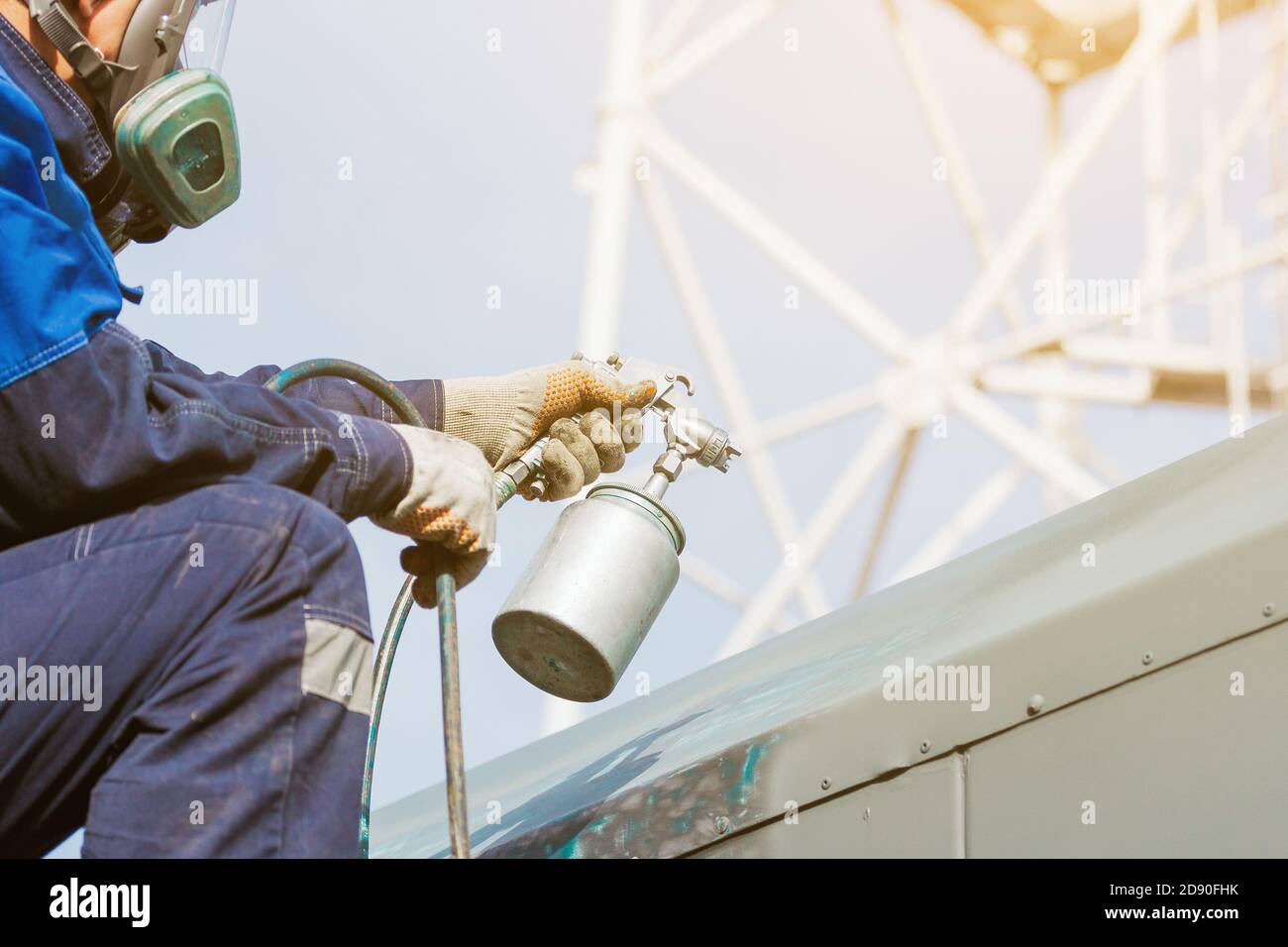 Lavoro industriale. Adescamento di prodotti metallici dalla pistola di compressione Foto Stock