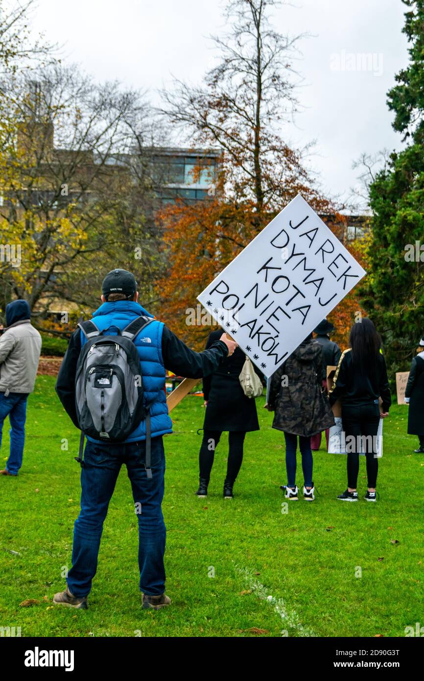 Oxford, Regno Unito - 1 novembre 2020: Protesta pro-scelta polacca nei Parchi universitari Oxford, donne e uomini che protestano pacificamente contro gli anti Foto Stock