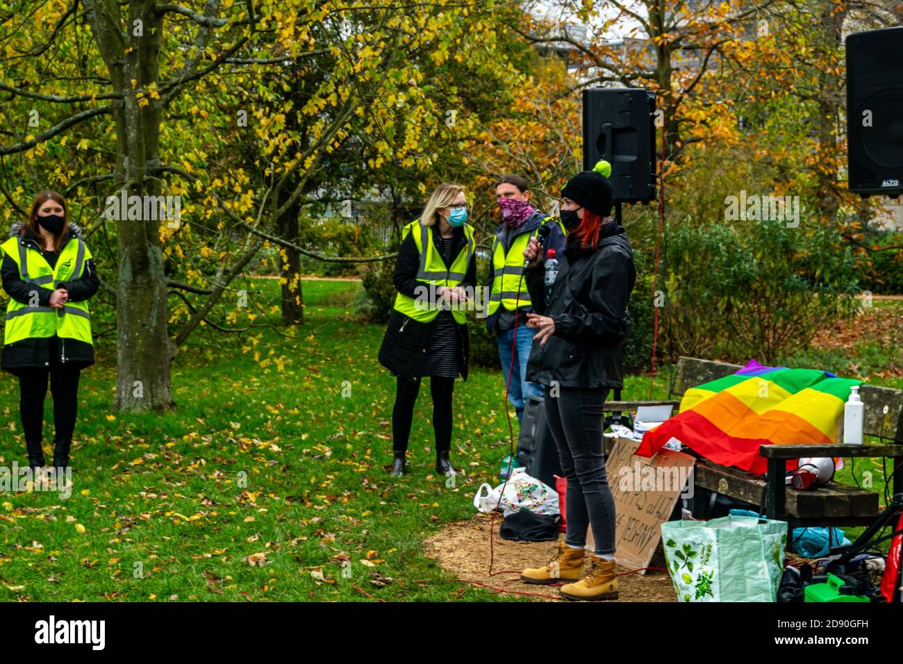 Oxford, Regno Unito - 1 novembre 2020: Protesta pro-scelta polacca nei Parchi universitari Oxford, donne e uomini che protestano pacificamente contro gli anti Foto Stock