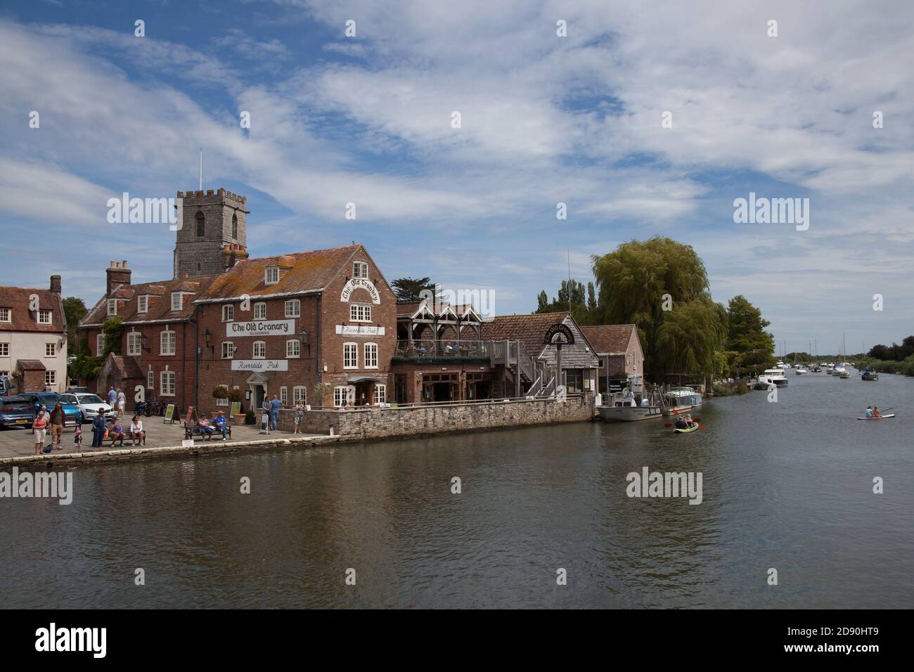 Il fiume Frome e gli edifici accanto a esso a Wareham, Dorset nel Regno Unito, preso il 23 luglio 2020 Foto Stock