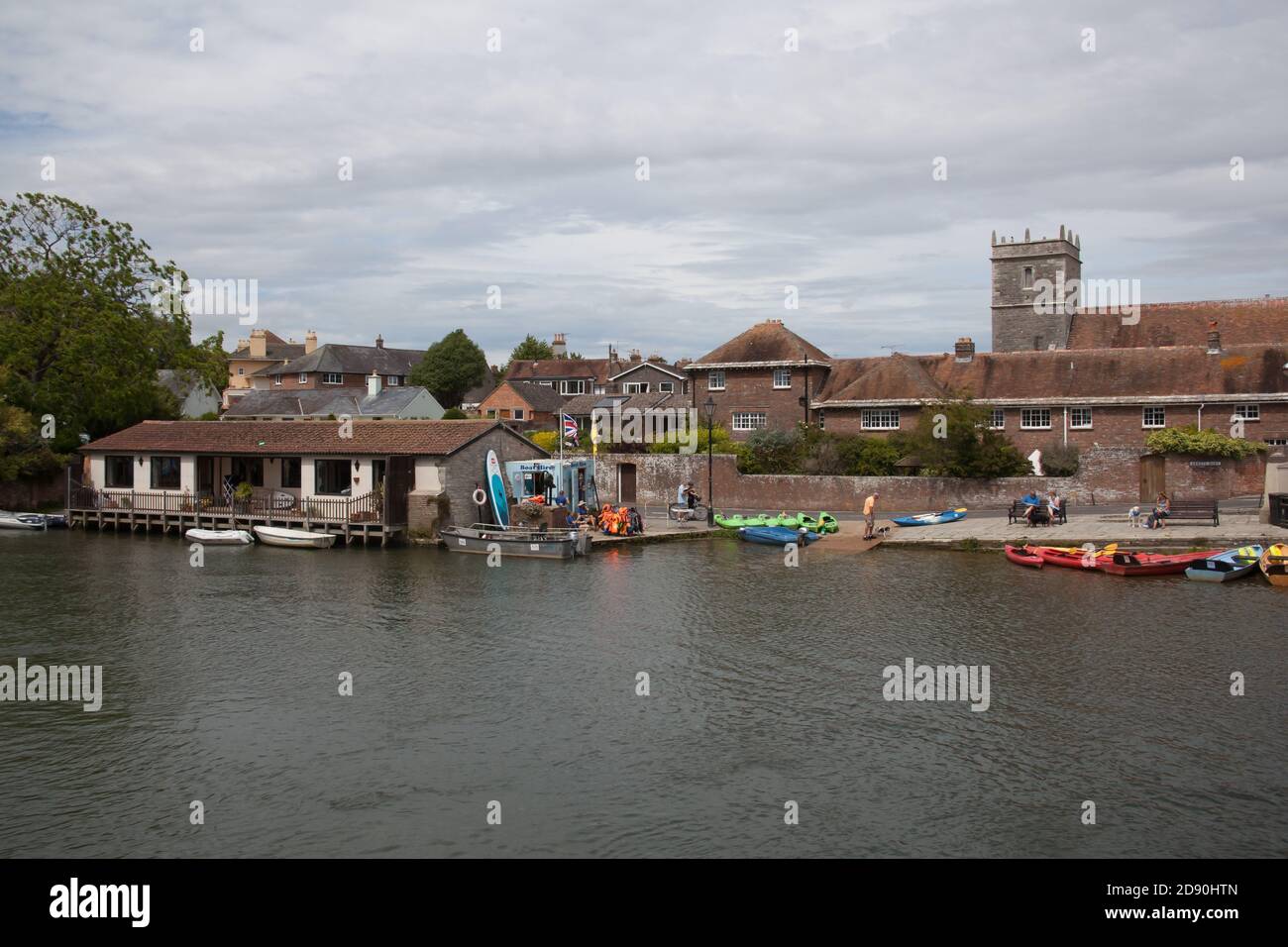 Viste del fiume Frome a Wareham, Dorset in Inghilterra, prese il 23 luglio 2020 Foto Stock