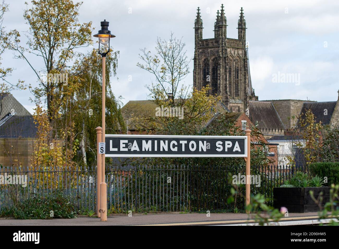 Indicazioni per Leamington Spa alla stazione ferroviaria, Warwickshire Foto Stock