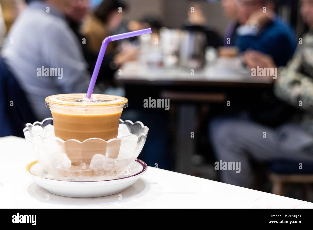 Tè freddo al latte liscio e setoso infuso di ghiaccio nel recipiente Foto Stock