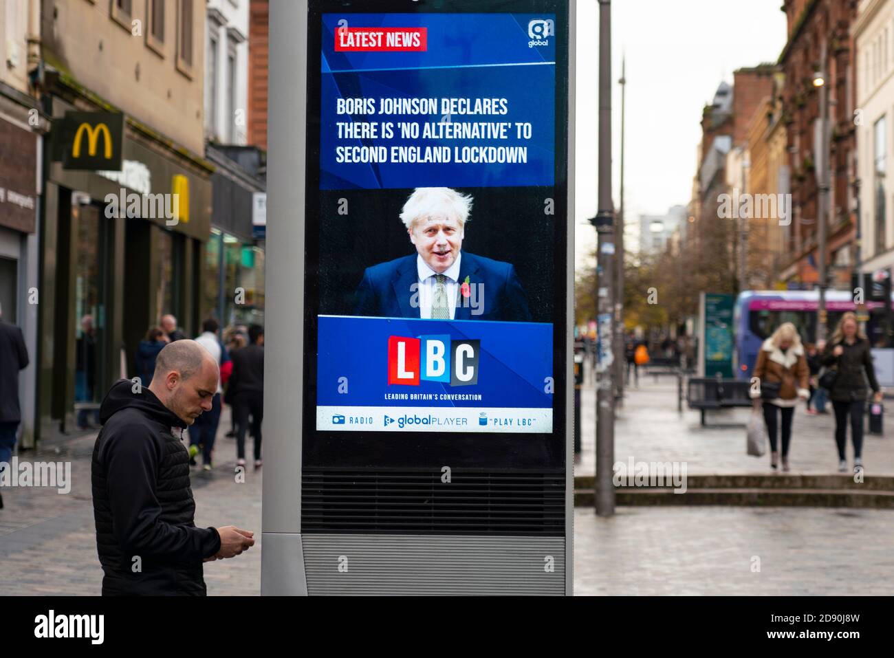 Glasgow, Scozia, Regno Unito. 2 novembre 2020. Con l'entrata della Scozia nelle nuove norme di blocco di Coronavirus, la cintura centrale e Glasgow sono collocate al livello 3 . I membri del pubblico sono visti fuori sulle strade del centro di Glasgow per lo shopping e il lavoro. Nella foto; lo schermo video mostra i titoli delle notizie con Boris Johnson che dichiara nessuna alternativa al blocco della seconda Inghilterra. Iain Masterton/Alamy Live News Foto Stock