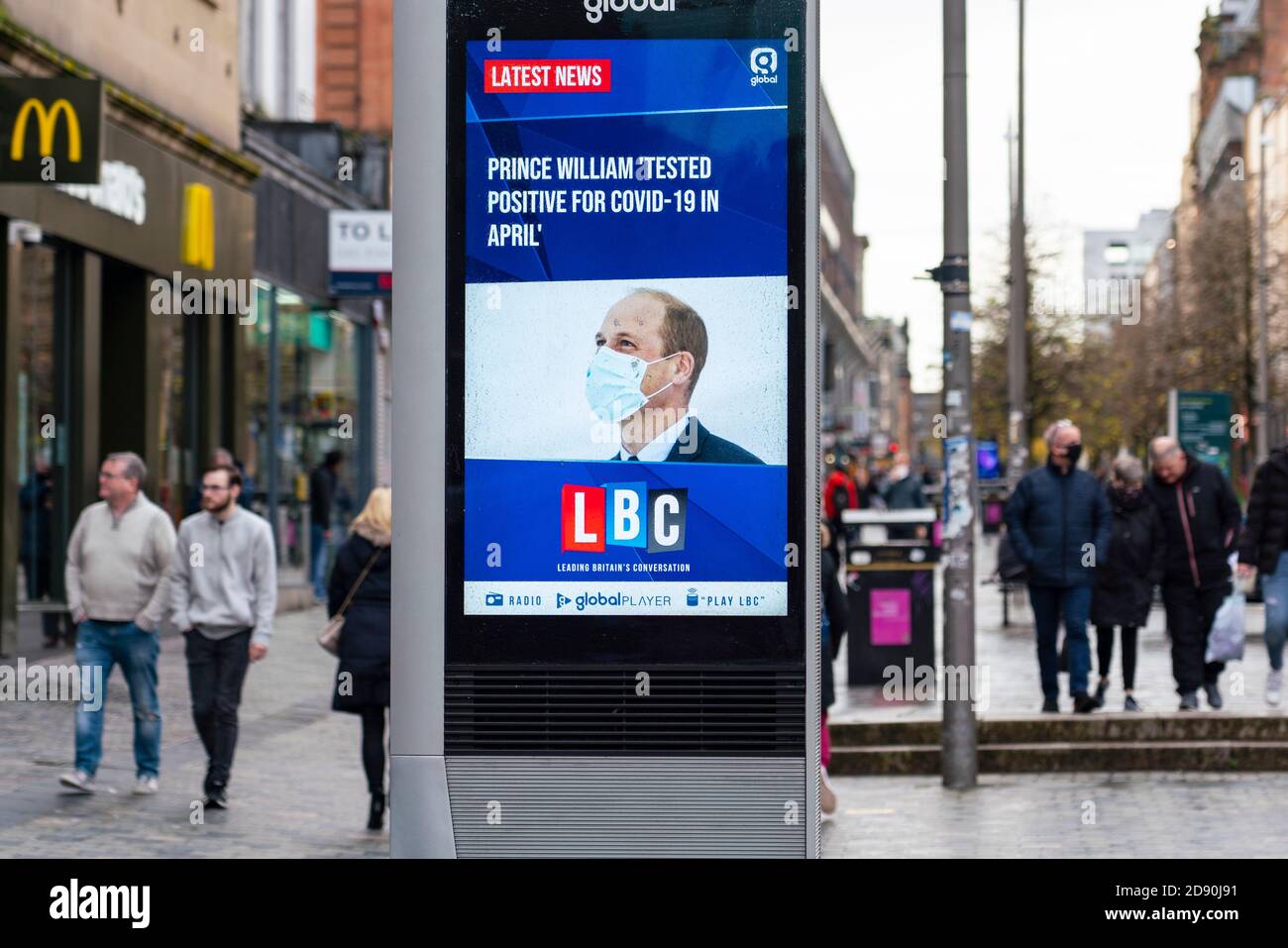 Glasgow, Scozia, Regno Unito. 2 novembre 2020. Con l'entrata della Scozia nelle nuove norme di blocco di Coronavirus, la cintura centrale e Glasgow sono collocate al livello 3 . I membri del pubblico sono visti fuori sulle strade del centro di Glasgow per lo shopping e il lavoro. Nella foto; lo schermo video mostra i titoli delle notizie con il principe Andrew e la sua storia positiva del covid-19. Iain Masterton/Alamy Live News Foto Stock