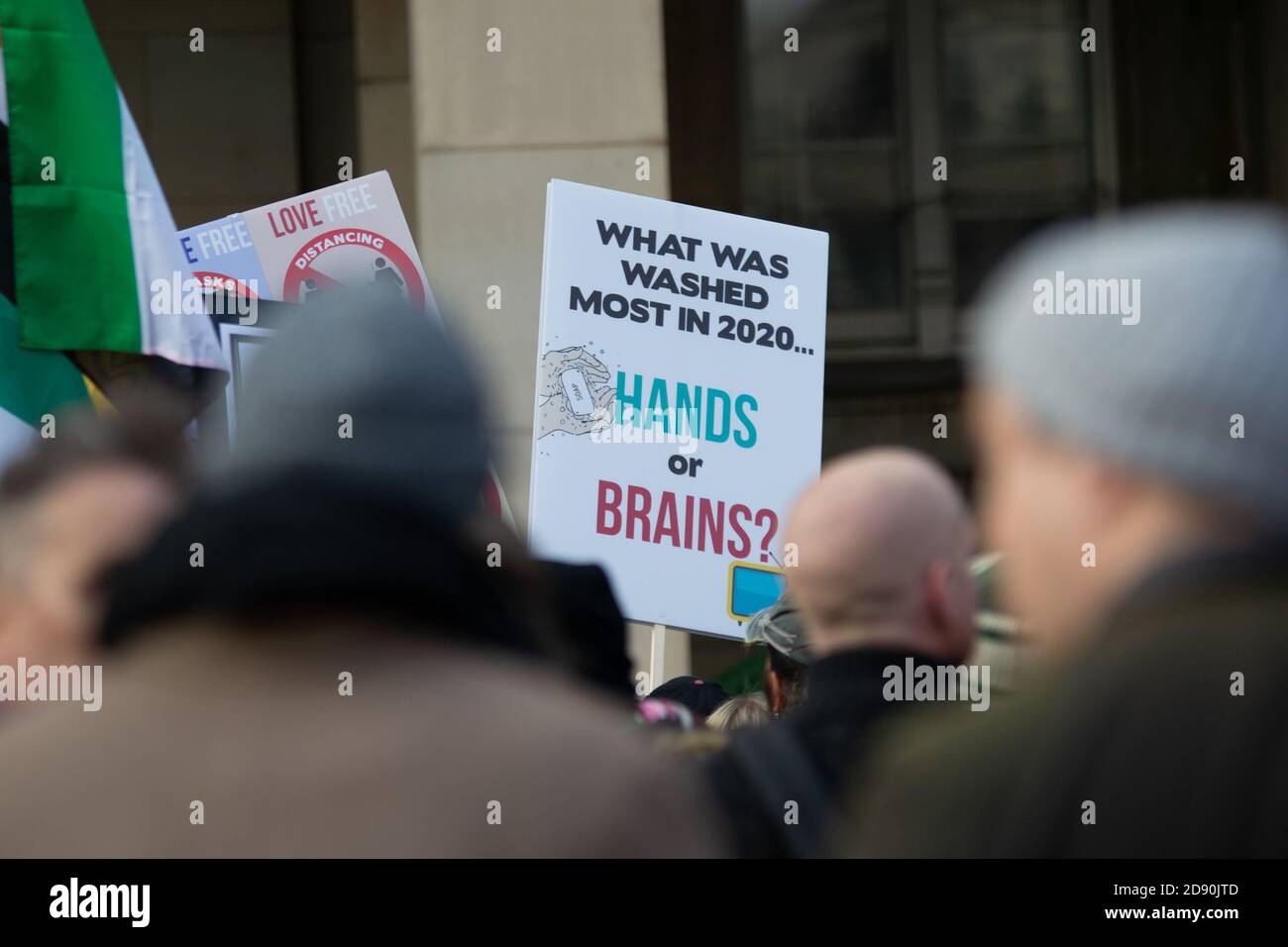 Che cosa è stato lavato più nel 2020 - mani o cervelli? Firma a Freedom Rally protesta anti-blocco a Birmingham prima di un altro mese lungo blocco annunciato Foto Stock