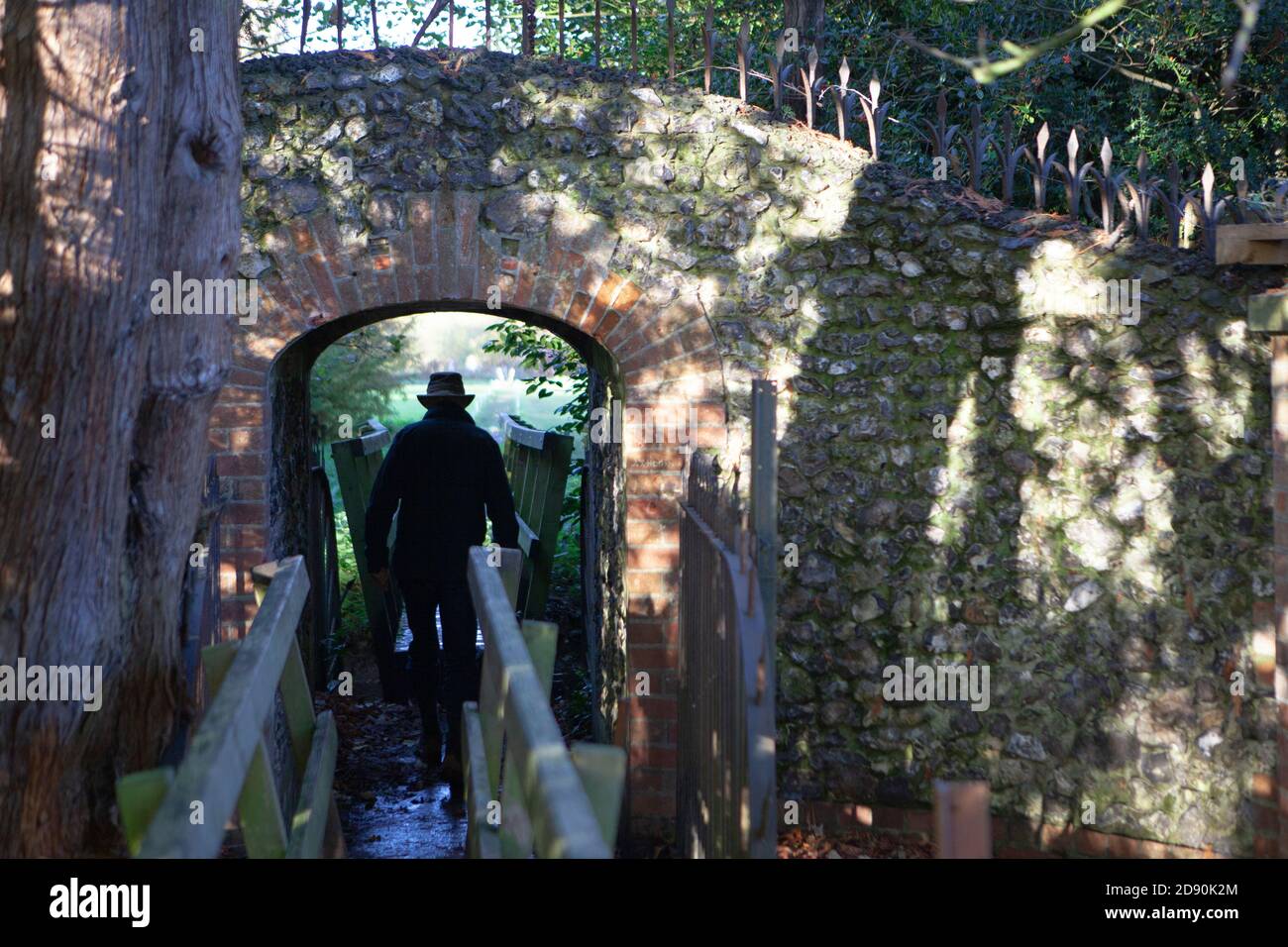 Henley sul Tamigi, 31 ottobre 2020: Un uomo in un cappello cammina su un ponte sotto un arco di pietra. Anna Watson/Alamy Foto Stock