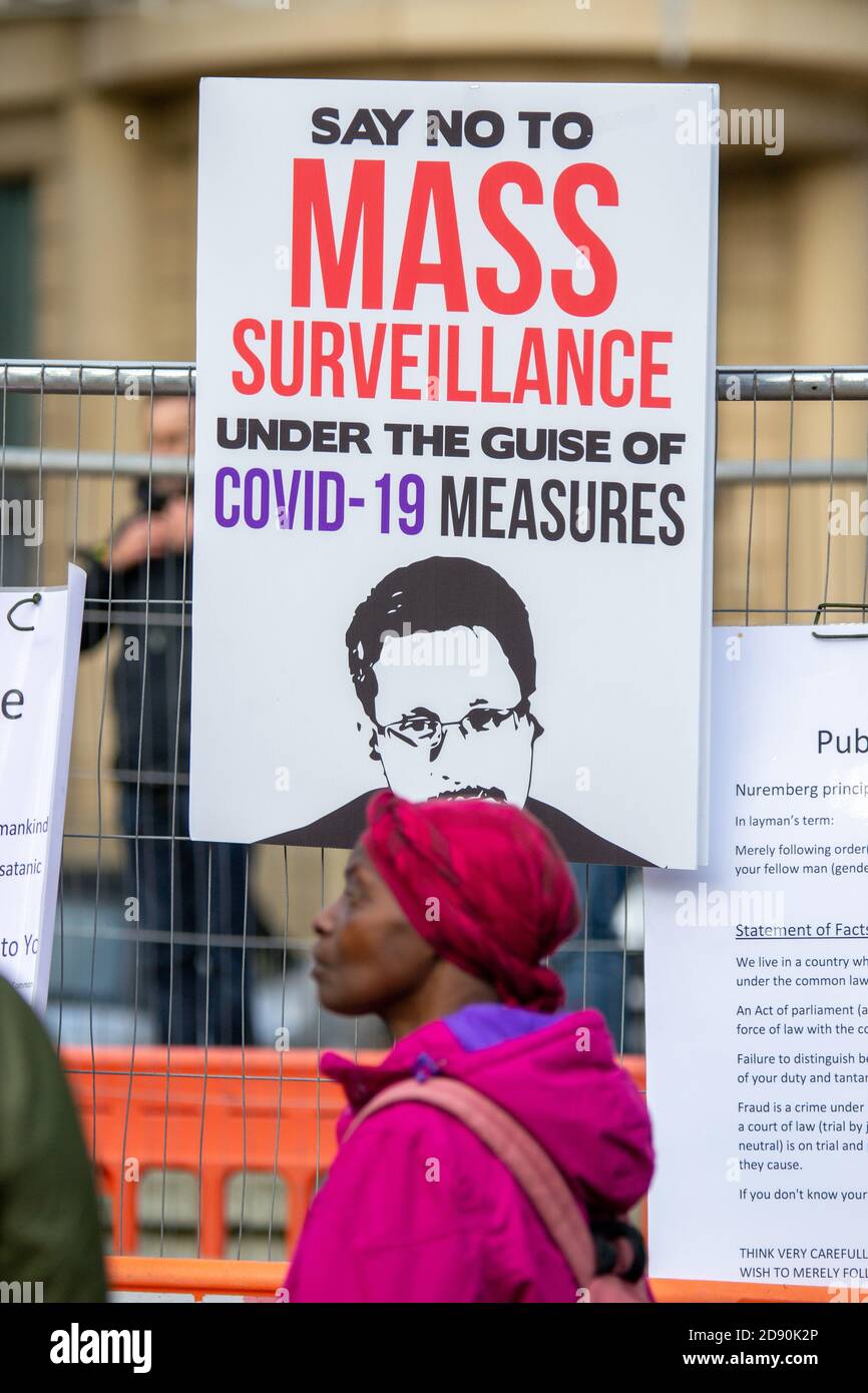 La donna si trova sotto il segno Edward Snowden al 'Freedom Rally' di Birmingham il 31 ottobre, mentre Boris Johnson annuncia un ulteriore blocco nazionale Foto Stock