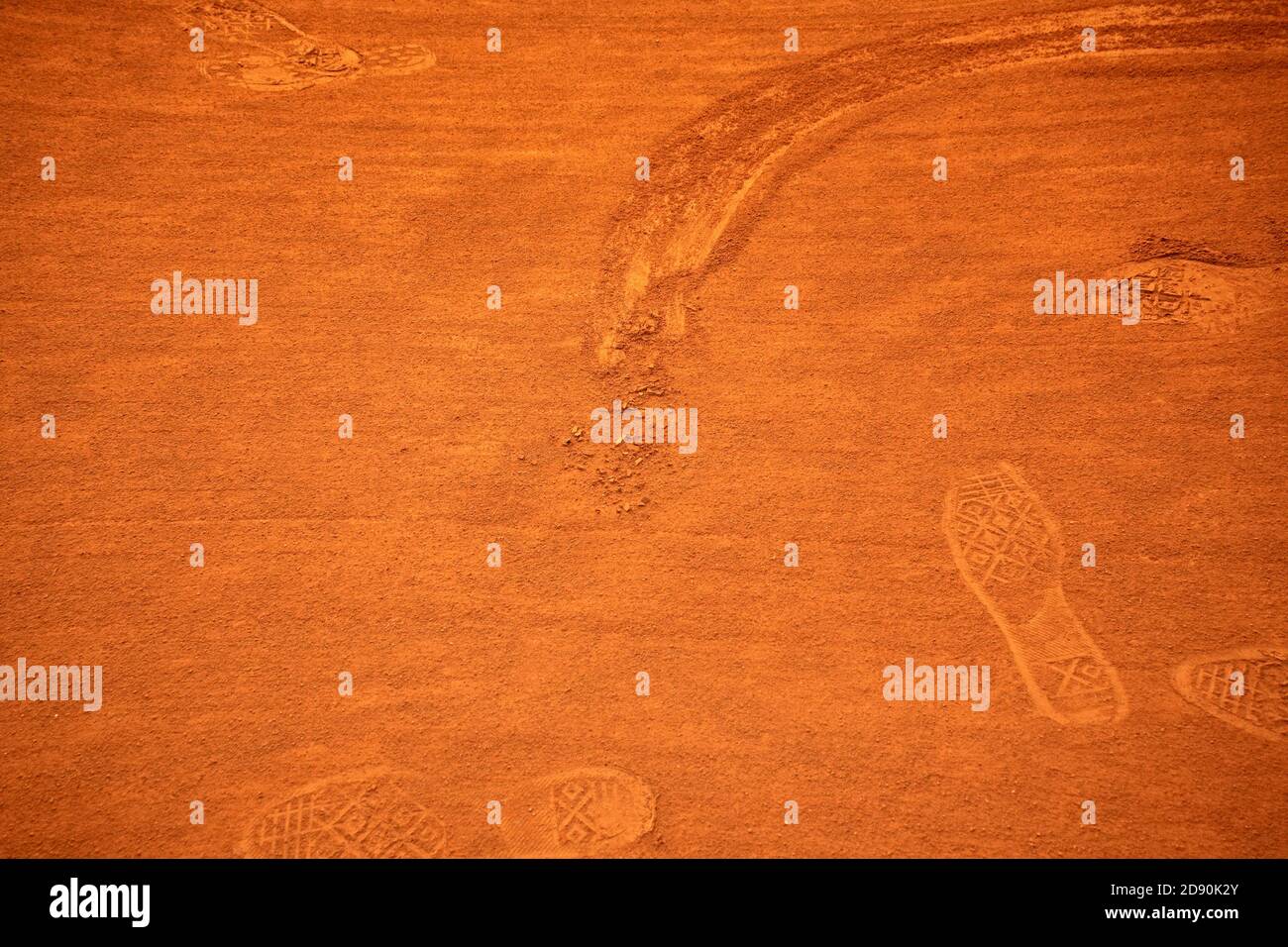 scivola sul campo da tennis in terra battuta Foto Stock