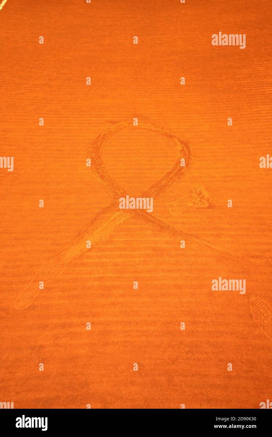 scivola sul campo da tennis in terra battuta Foto Stock