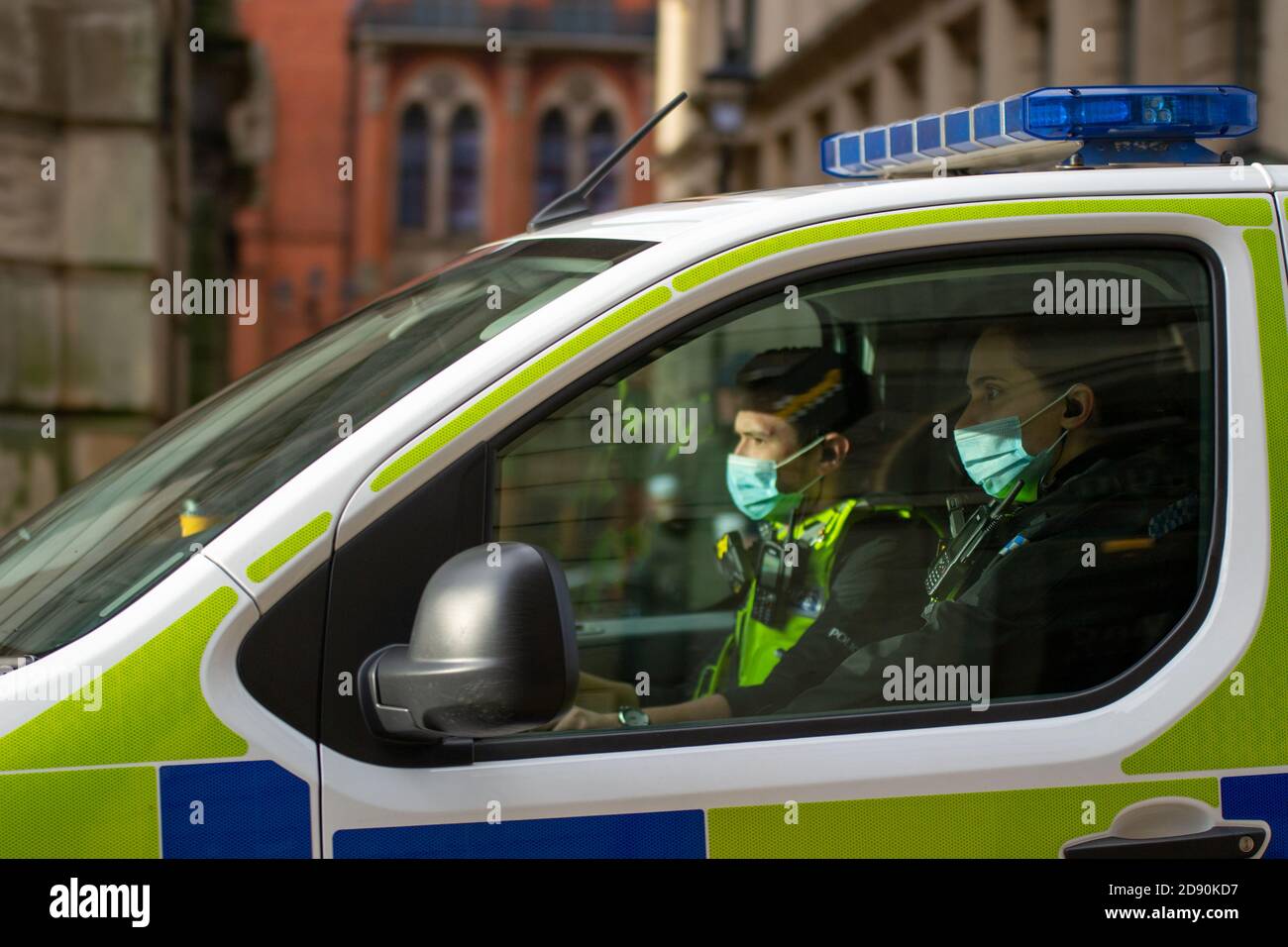 Due agenti di polizia delle West Midlands indossano maschere facciali Pulmino di polizia a Birmingham Foto Stock Due agenti di polizia delle West Midlands indossano maschere facciali Pulmino di polizia a Birmingham Foto Stock
