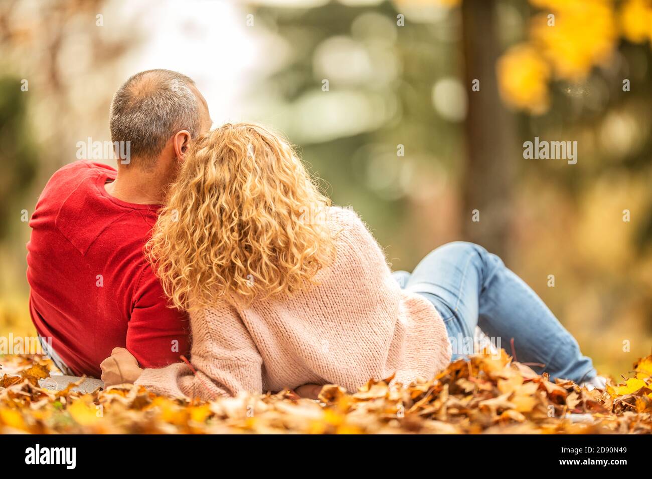 Uomo e donna che hanno un picnic autunnale all'aperto. Foto Stock