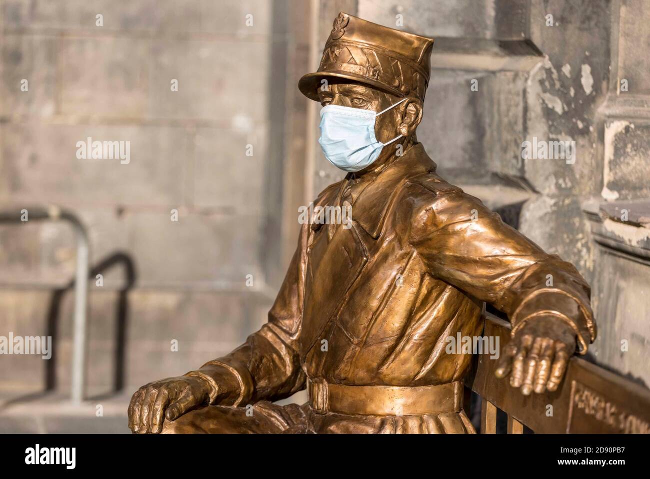 Edimburgo, Regno Unito. 02 novembre, 2020 nella foto: L a R la statua del generale Stanislaw Maczek è abbechiata da una maschera medica. Edimburgo entra nel governo scozzese Tier 3 dei controlli COVID. Credit: Notizie dal vivo su Rich Dyson/Alamy Foto Stock