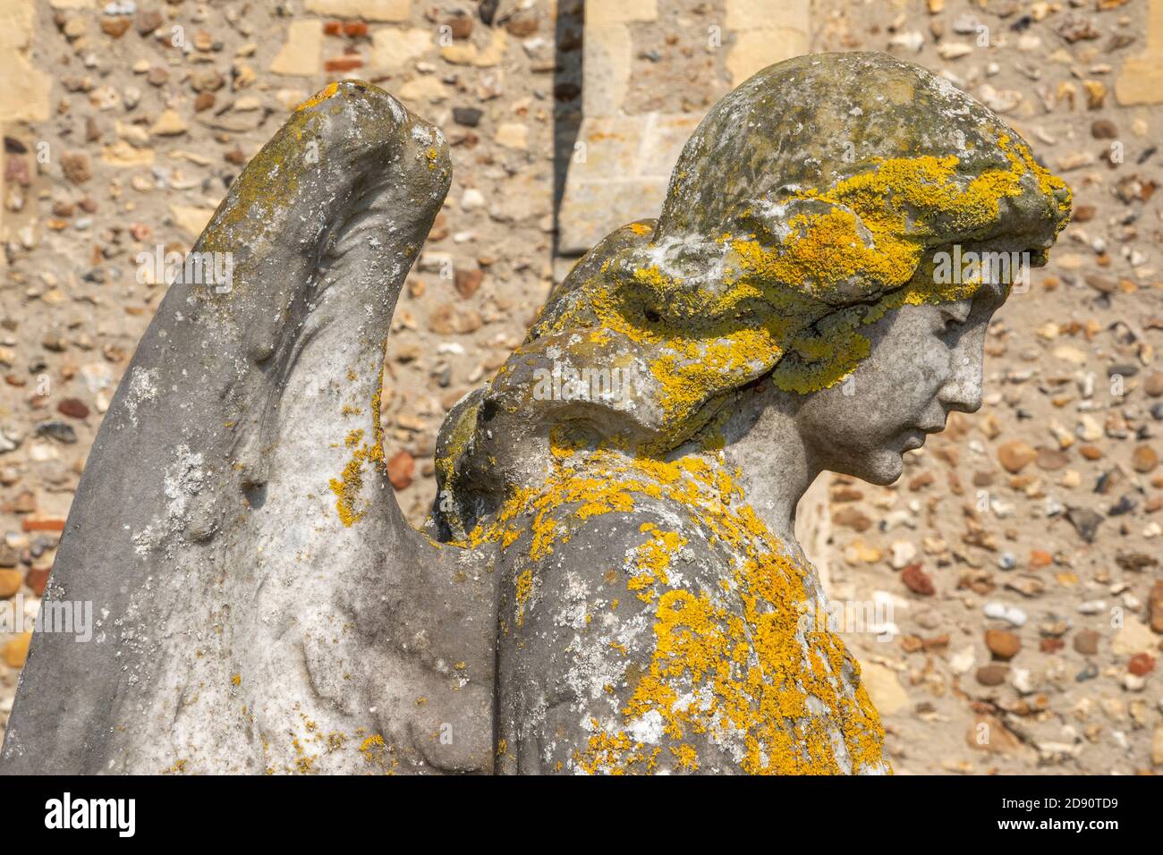 Un angelo in piedi in pietra gettata come una lapide grave Foto Stock