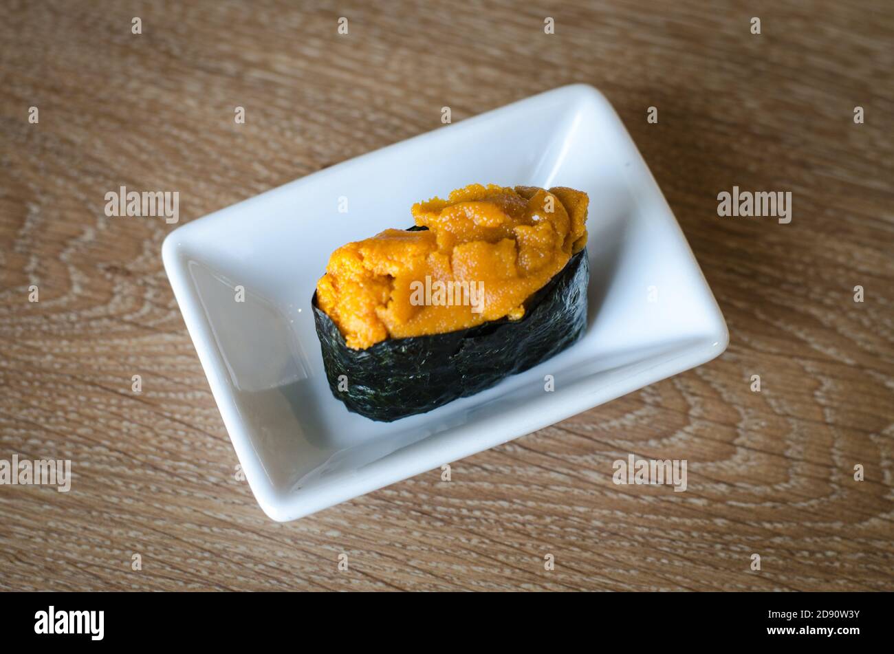 sushi uova di riccio di mare Foto Stock
