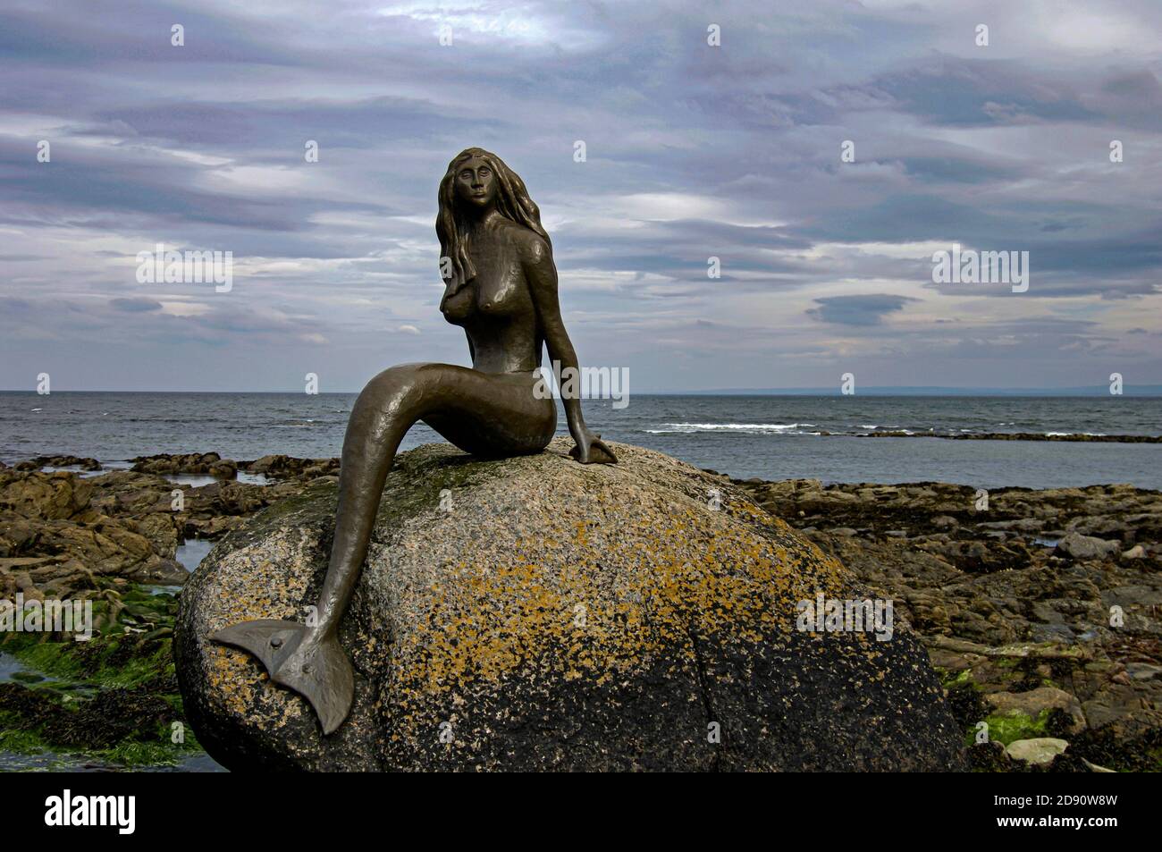 Le sirene scozzesi le rocce durante la bassa marea Balintore sulla costa orientale di Pasqua Ross. Foto Stock