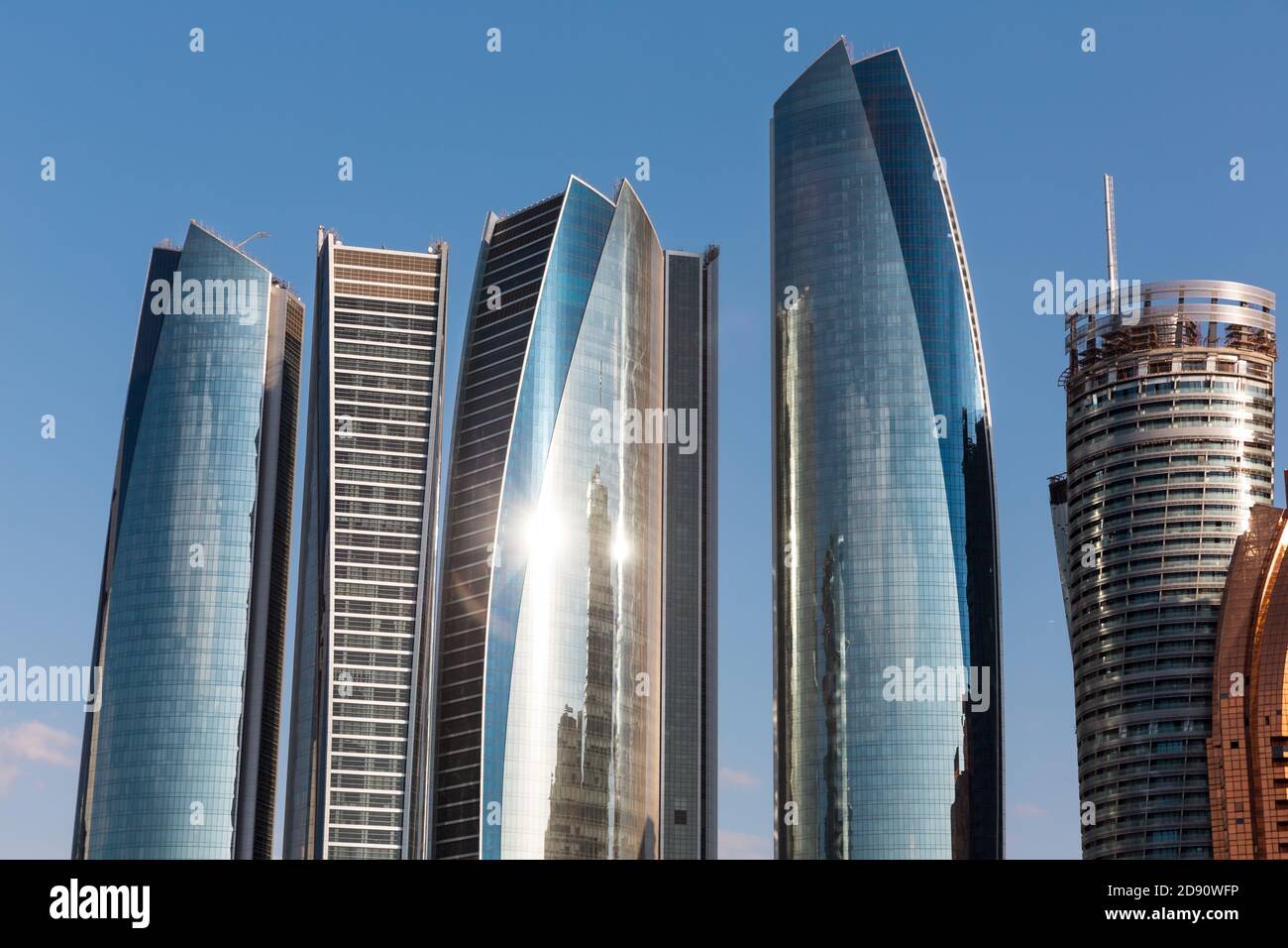 ABU DHABI, EMIRATI ARABI Uniti - 24 febbraio 2015: Etihad Towers è un complesso di edifici con cinque torri ad Abu Dhabi, la capitale degli Stati Uniti Foto Stock