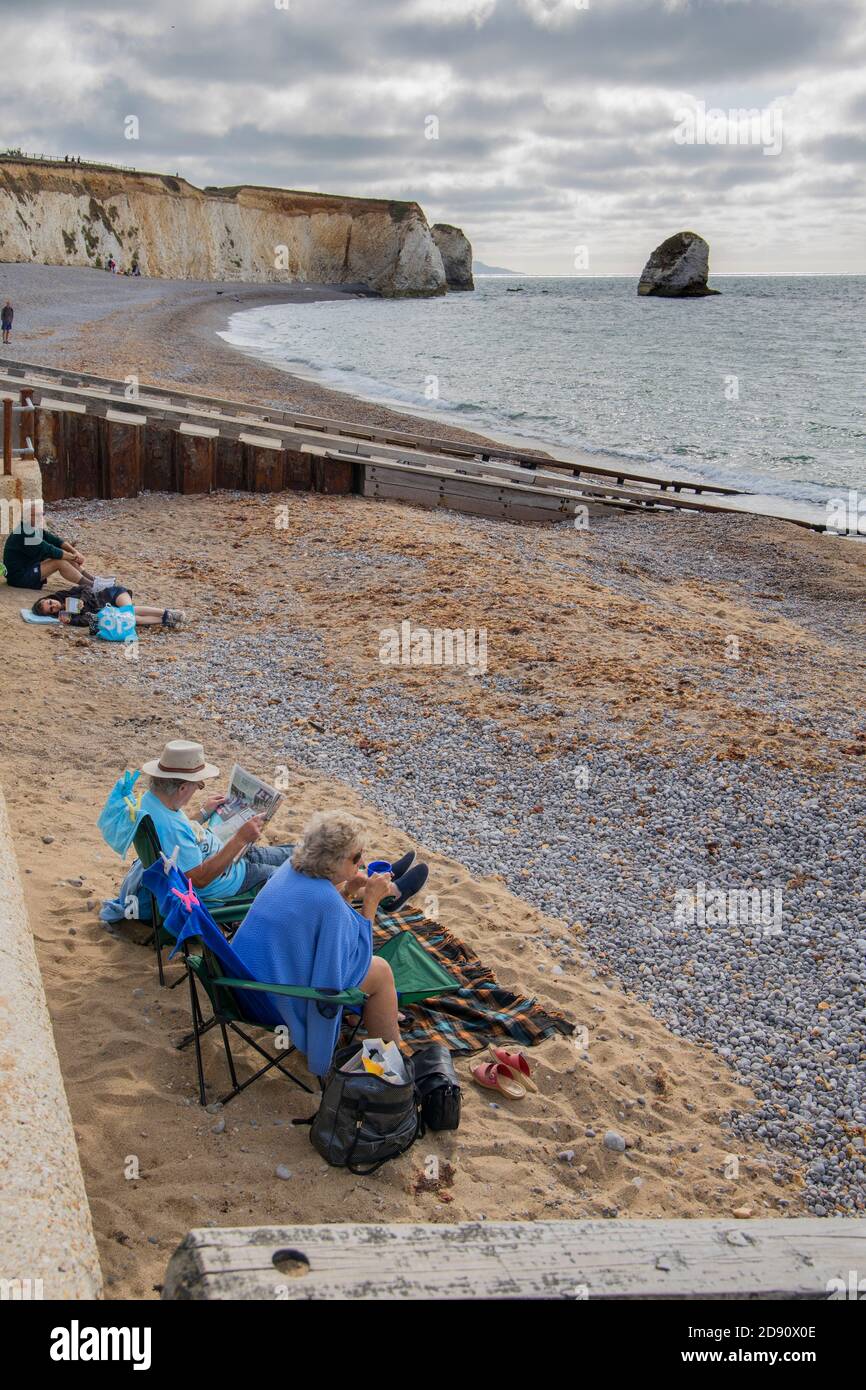 relax sulla spiaggia presso la baia di acqua dolce sull'isola di wight Foto Stock