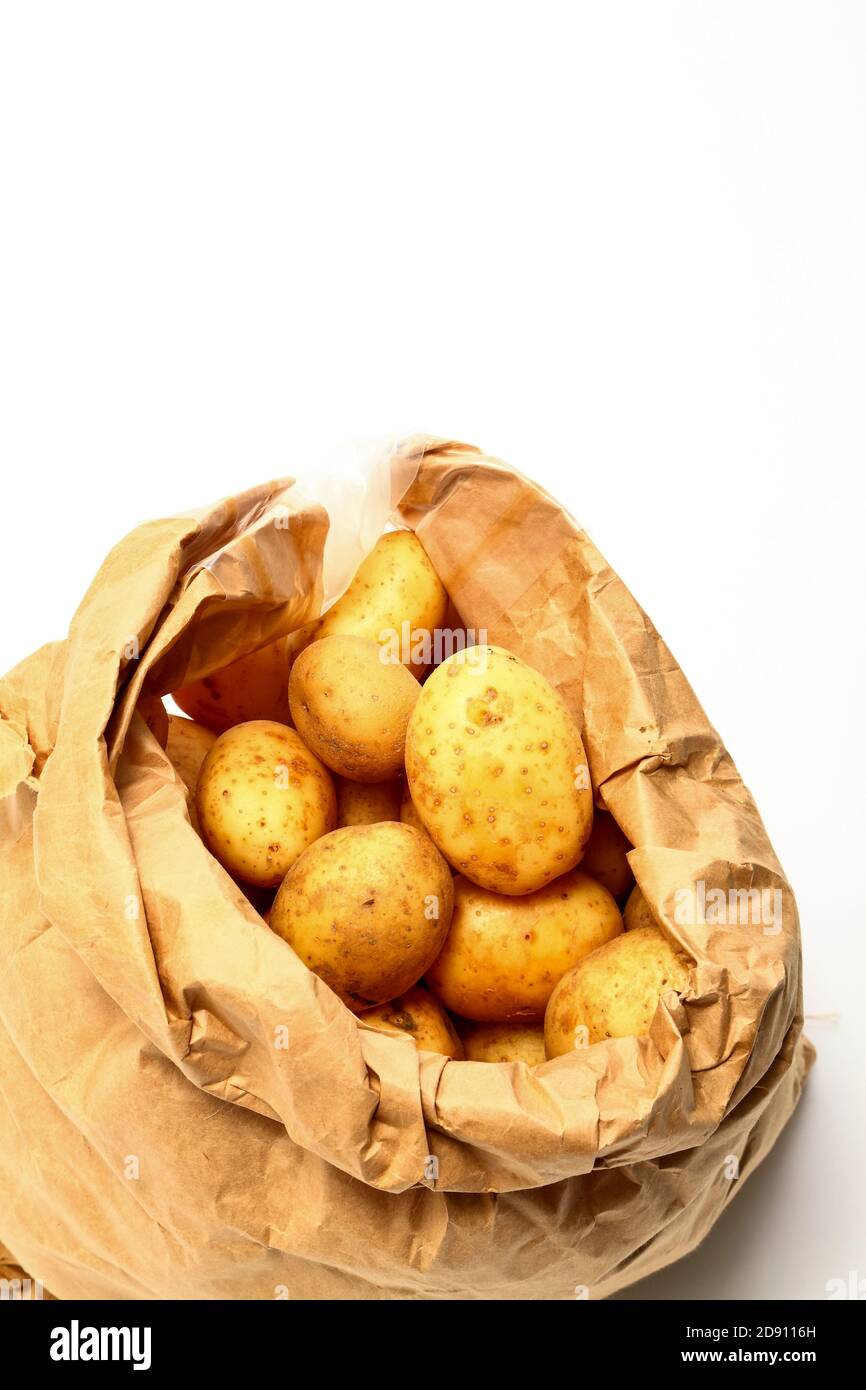 Sacco di carta di patate Maris Piper isolato su un bianco sfondo con spazio per la copia Foto Stock