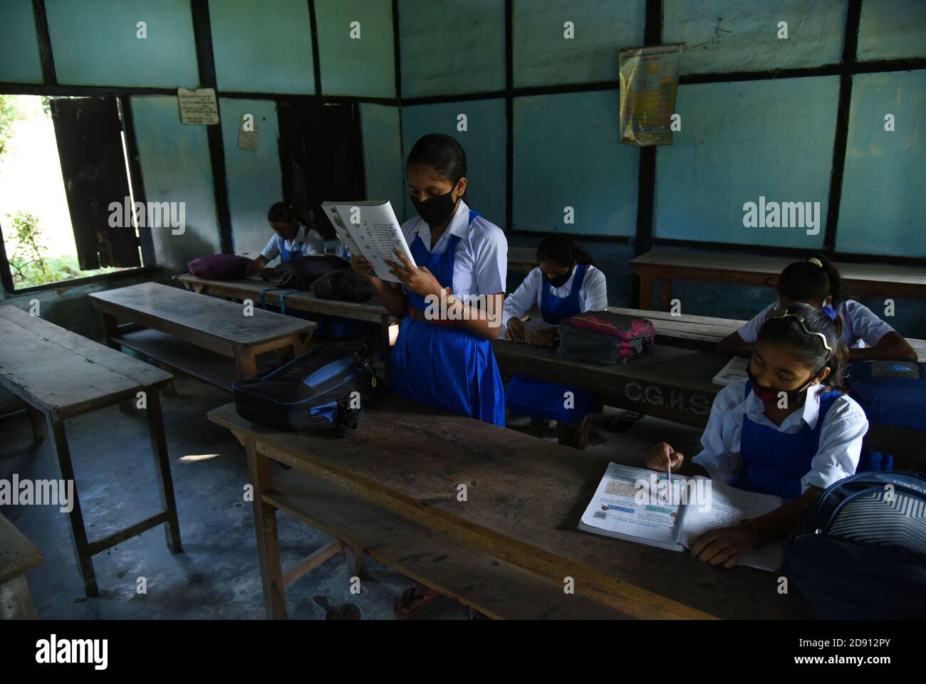 Guwahati, Assam, India. 1 novembre 2020. Gli studenti della Chamata Girls High School frequentano la classe dopo che le scuole riaprono da oggi dopo 7 mesi a causa di pandemie di coronavirus a Chamata nel distretto di Nalbari di Assam India lunedì 2 novembre 2020 Credit: Dasarath Deka/ZUMA Wire/Alamy Live News Foto Stock