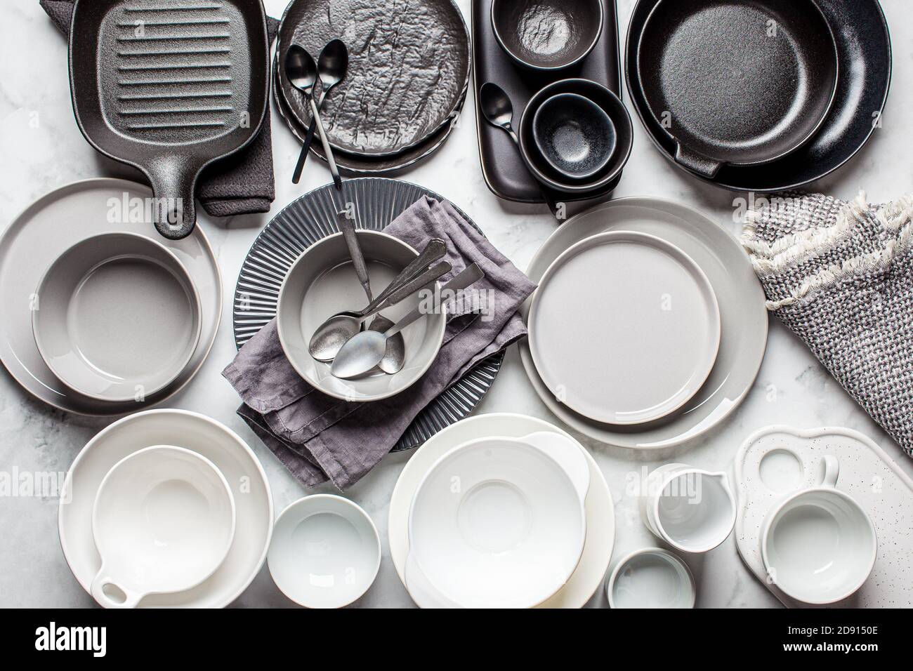 Disposizione piatta di piatti e ciotole vuote su fondo in marmo bianco. Foto Stock