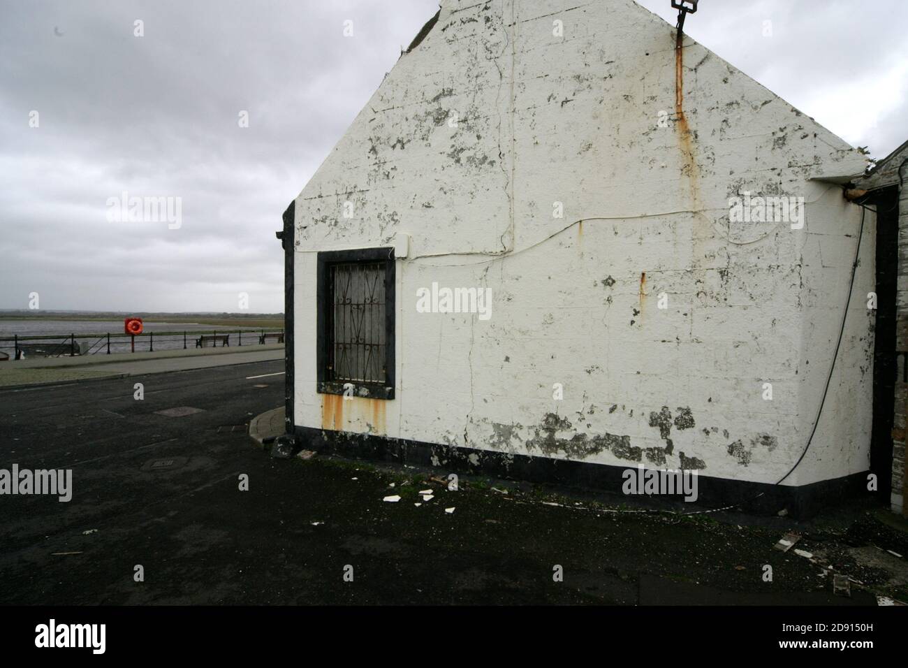 Irvine, North Ayrshire, Scozia, Regno Unito . Derelitto casetta abbandonata sul porto di Irvine l'ex Harbour Master House Foto Stock