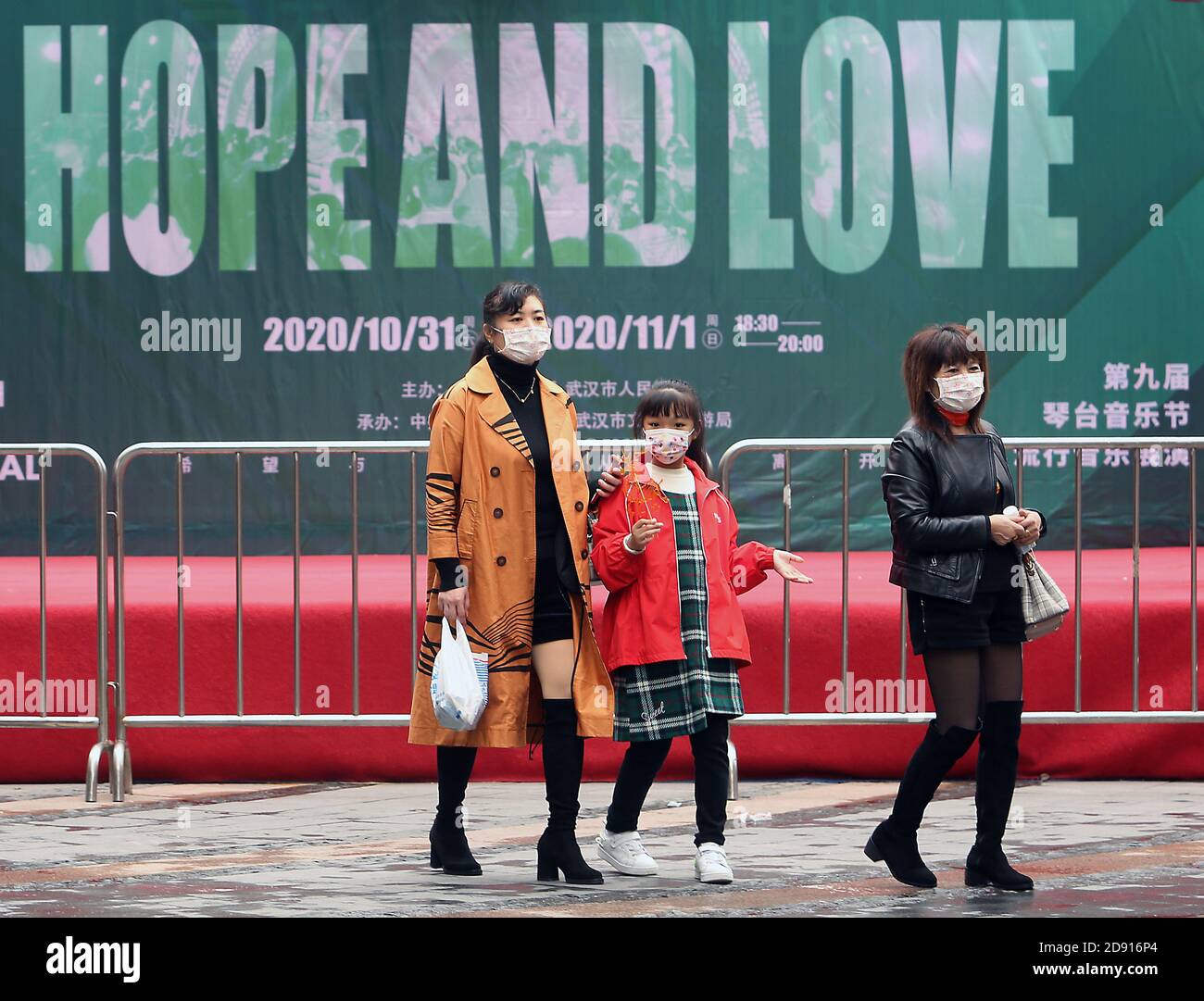 Wuhan, Cina. 02 novembre 2020. La passeggiata cinese passa davanti a una tappa allestita per una performance per celebrare il recupero dal Covid-19 a Wuhan, la capitale della provincia di Hubei, domenica 1 novembre 2020. Wuhan, come molte città in tutta la Cina, sta vivendo una rinascita di affari e di 'vita quotidiana' dopo che il coronavirus ha messo l'intera città in blocco. Foto di Stephen Shaver/UPI Credit: UPI/Alamy Live News Foto Stock