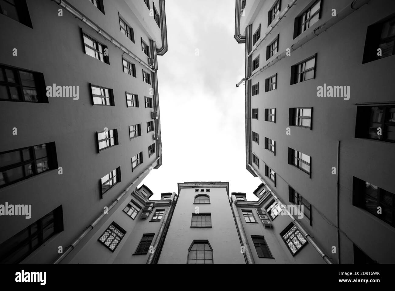 Cortile o cortile bene a San Pietroburgo, Russia, immagine in bianco e nero Foto Stock