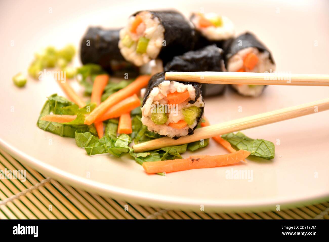 sushi rolls piatto asiatico cibo riso bianco verdure pesce sushi nella piastra Foto Stock