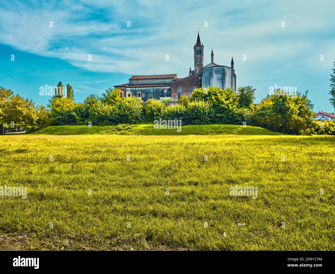 Prato verde con lo skyline di una cattedrale di Mantova Foto Stock