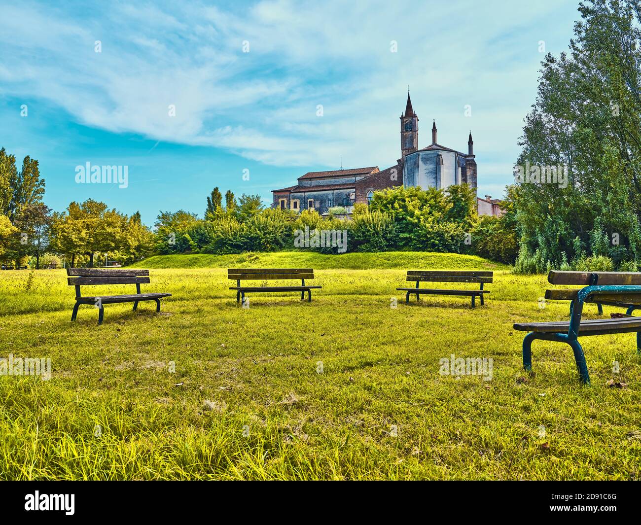 Prato verde con lo skyline di una cattedrale di Mantova Foto Stock