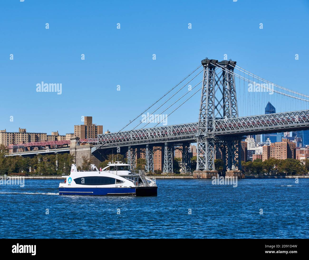 Un traghetto NYC Ferry sul fiume East si avvicina al molo a South Williamsburg, Brooklyn. Foto Stock