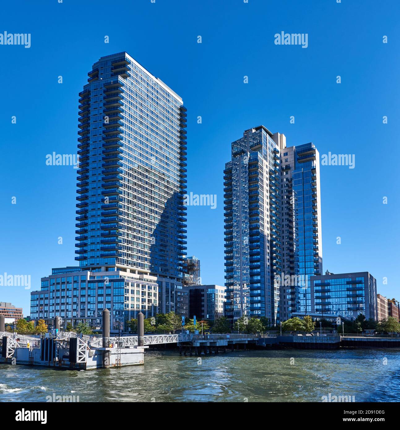 Due alte torri di appartamenti contemporanei, Level e The Edge, fiancheggiano il lungofiume dell'East River a North Williamsburg. Foto Stock