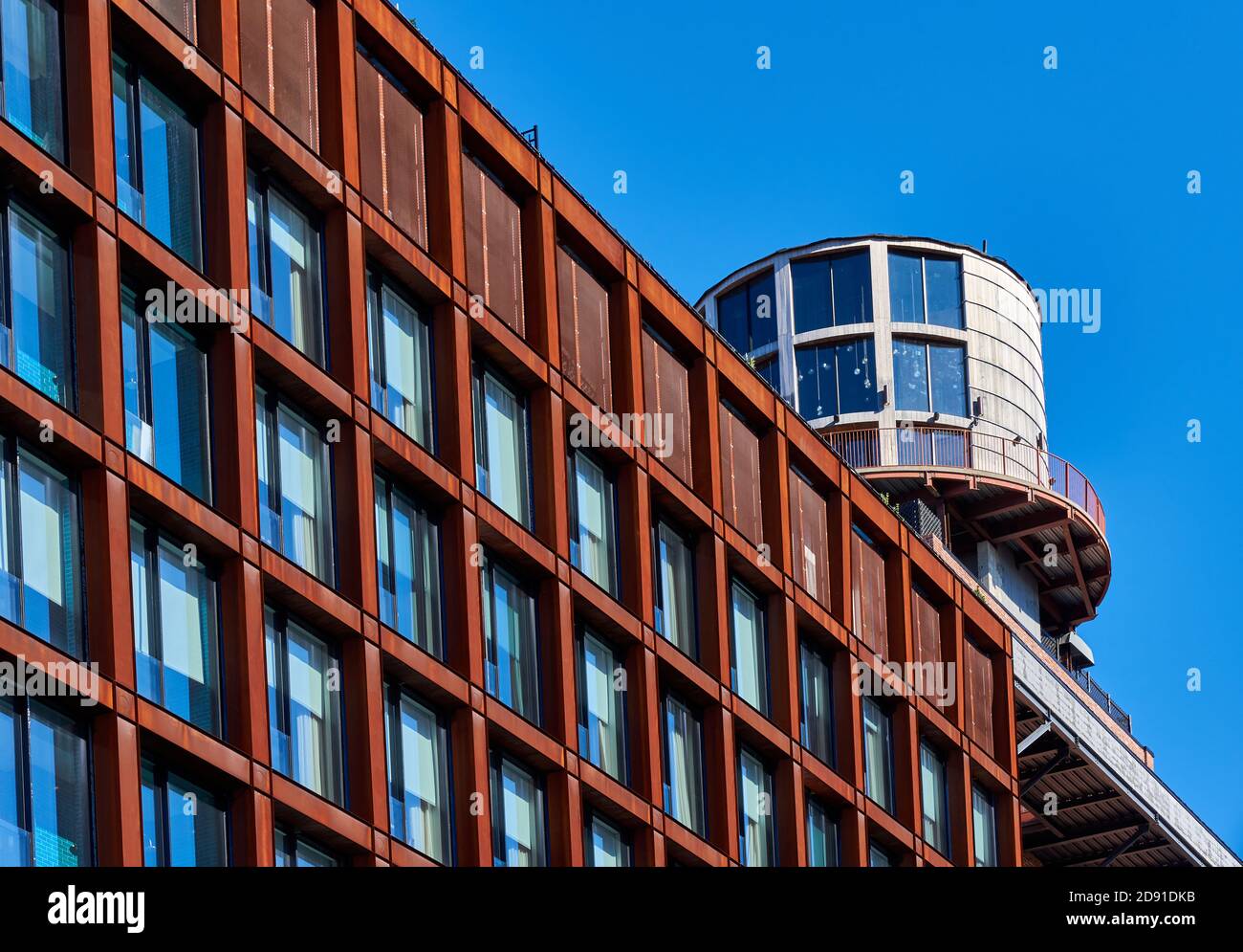 Il Williamsburg Hotel ha una facciata in acciaio Corten color ruggine e. E una replica di Water-Tower bar che offre vedute dello skyline di New York Foto Stock