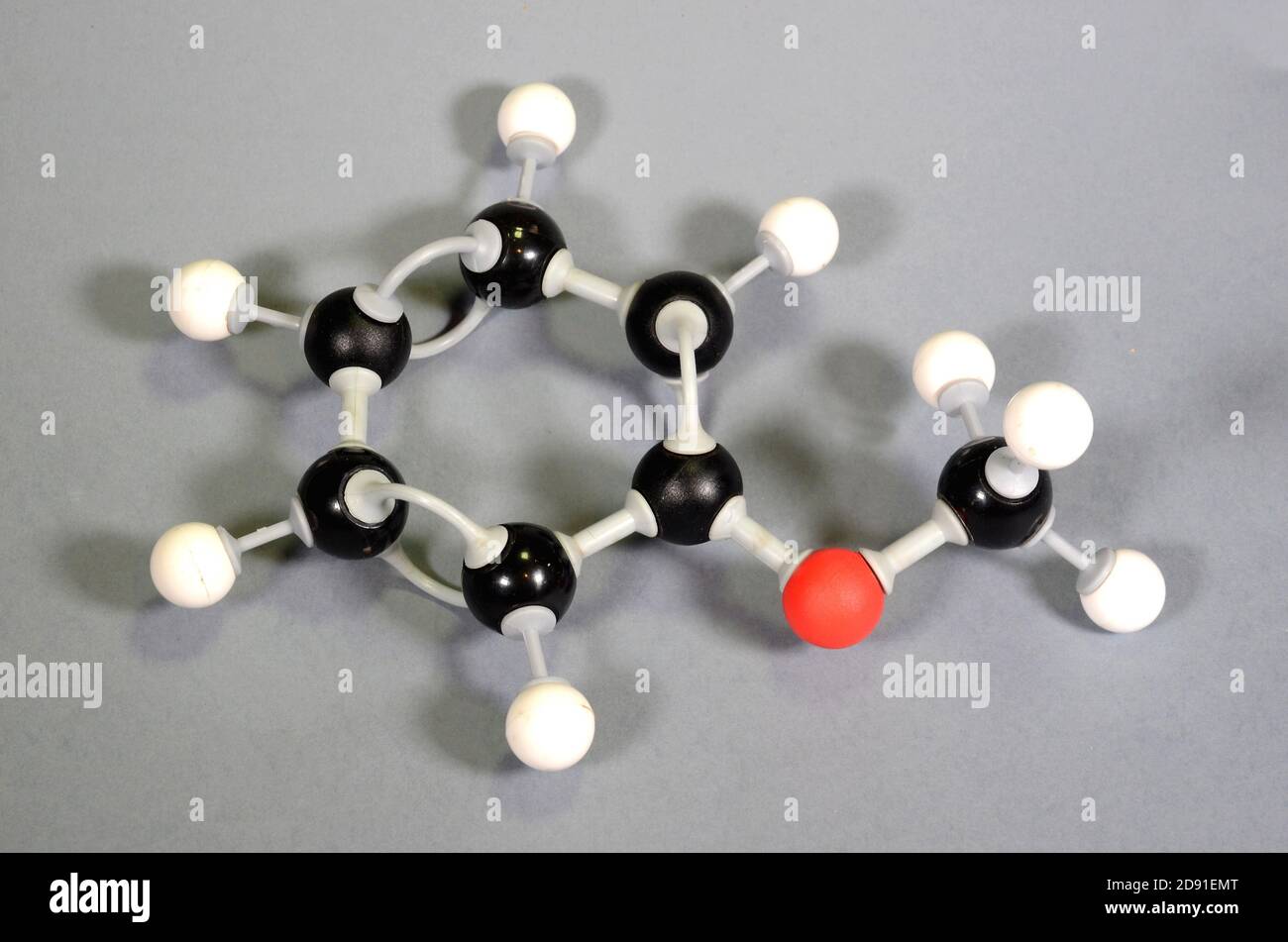 Modello molecolare di anisolo. Foto Stock