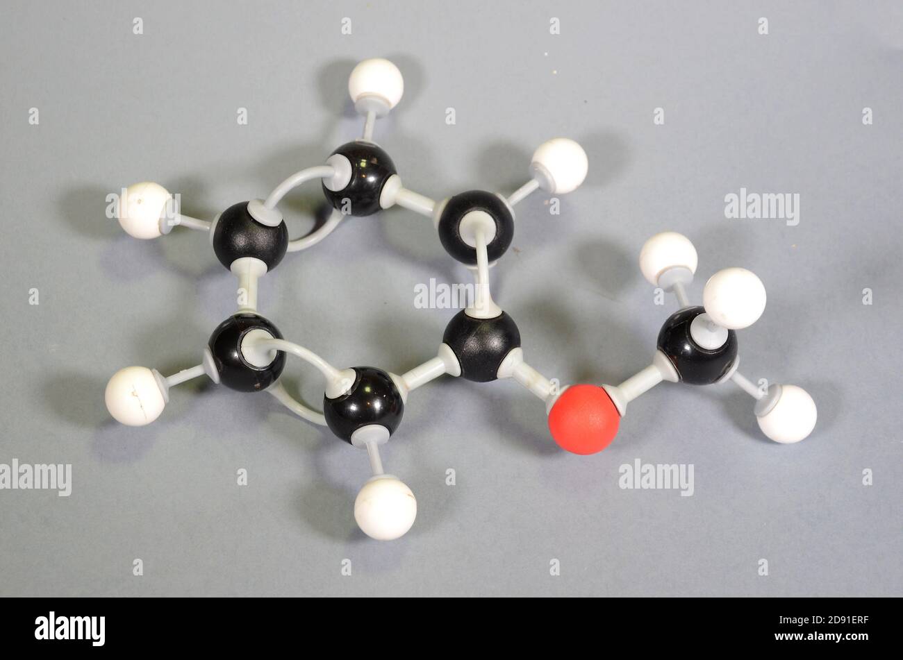 Modello molecolare di anisolo. Foto Stock
