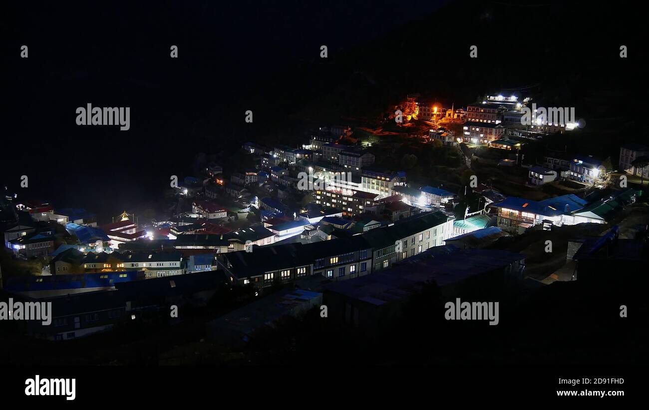 Panorama notte vista sul villaggio Namche Bazar (3,440 m), centro della regione di Khumbu nell'Himalaya, Nepal con case e logge illuminate. Foto Stock