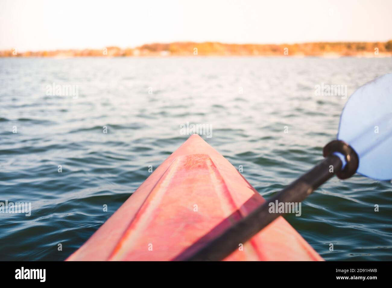 Barca in canoa naso sull'acqua, grande lago. Punto di vista di una persona in kayak sull'acqua, riposo attivo, vacanza in barca Foto Stock