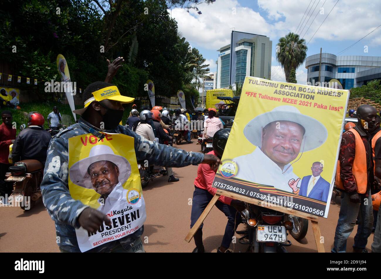 Kampala, Uganda. 2 Nov 2020. I sostenitori del partito del movimento nazionale di resistenza (NRM) al governo ugandese tengono una processione a Kampala, Uganda, 2 novembre 2020. Lunedì l'organo elettorale dell'Uganda ha iniziato a nominare candidati presidenziali per le elezioni generali del 2021. Giustizia Simon Mugenyi Byabakama, presidente della commissione elettorale, ha dichiarato che dieci candidati aspiranti sono stati verificati e approvati per le candidature nell'esercizio di due giorni di nomina tenuto presso la Kyambogo University Cricket Grounds, a circa nove chilometri a est della capitale Kampala. Credit: Nicholas Kajoba/Xinhua/Alamy Live News Foto Stock