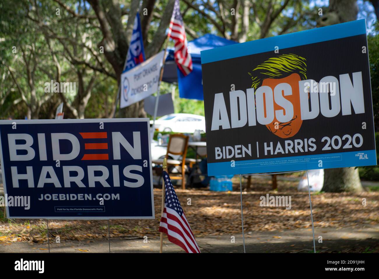 Port Orange, Stati Uniti. 31 Ott 2020. Un cartello Biden/Harris e un cartello anti-Trump si trovano in una stazione di voto in Florida. Foto Stock