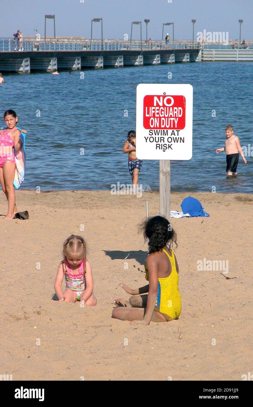Firma sulla spiaggia pubblica stati non bagnino in servizio - nuotare a proprio rischio Foto Stock