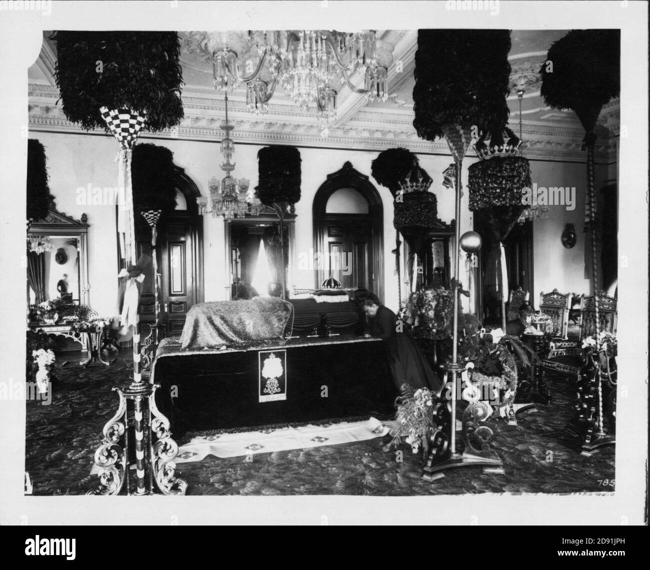 Kaiolani si inginocchiò accanto alla cassa di Kalakaua Foto Stock