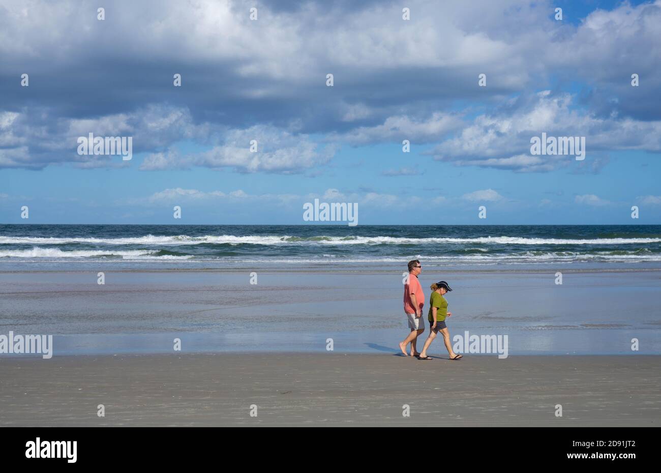 Un paio di passeggiate sulla riva a Daytona Beach, Florida. Foto Stock