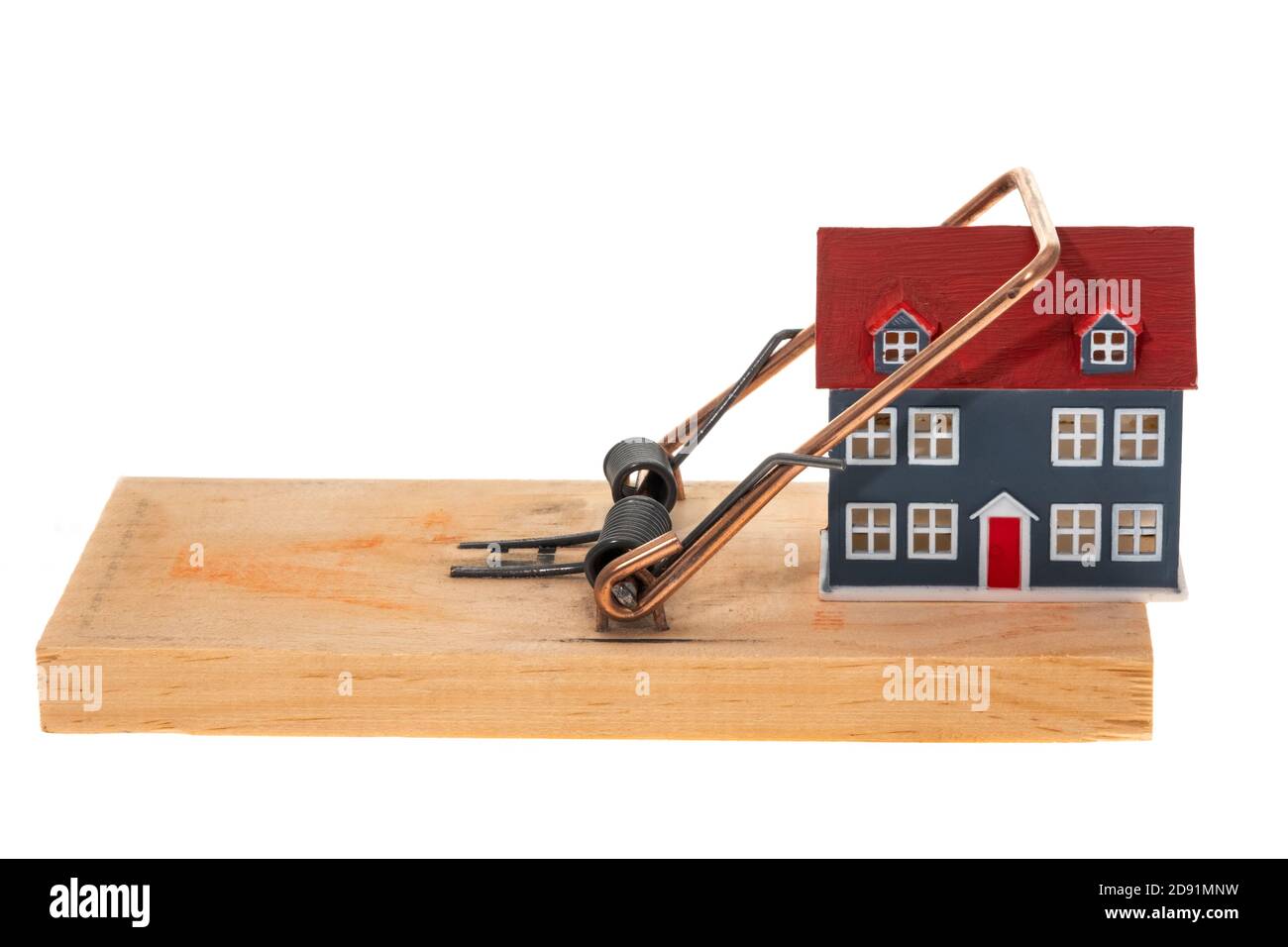 Un'immagine concettuale di una casa catturata in un mouse trap - sfondo bianco Foto Stock