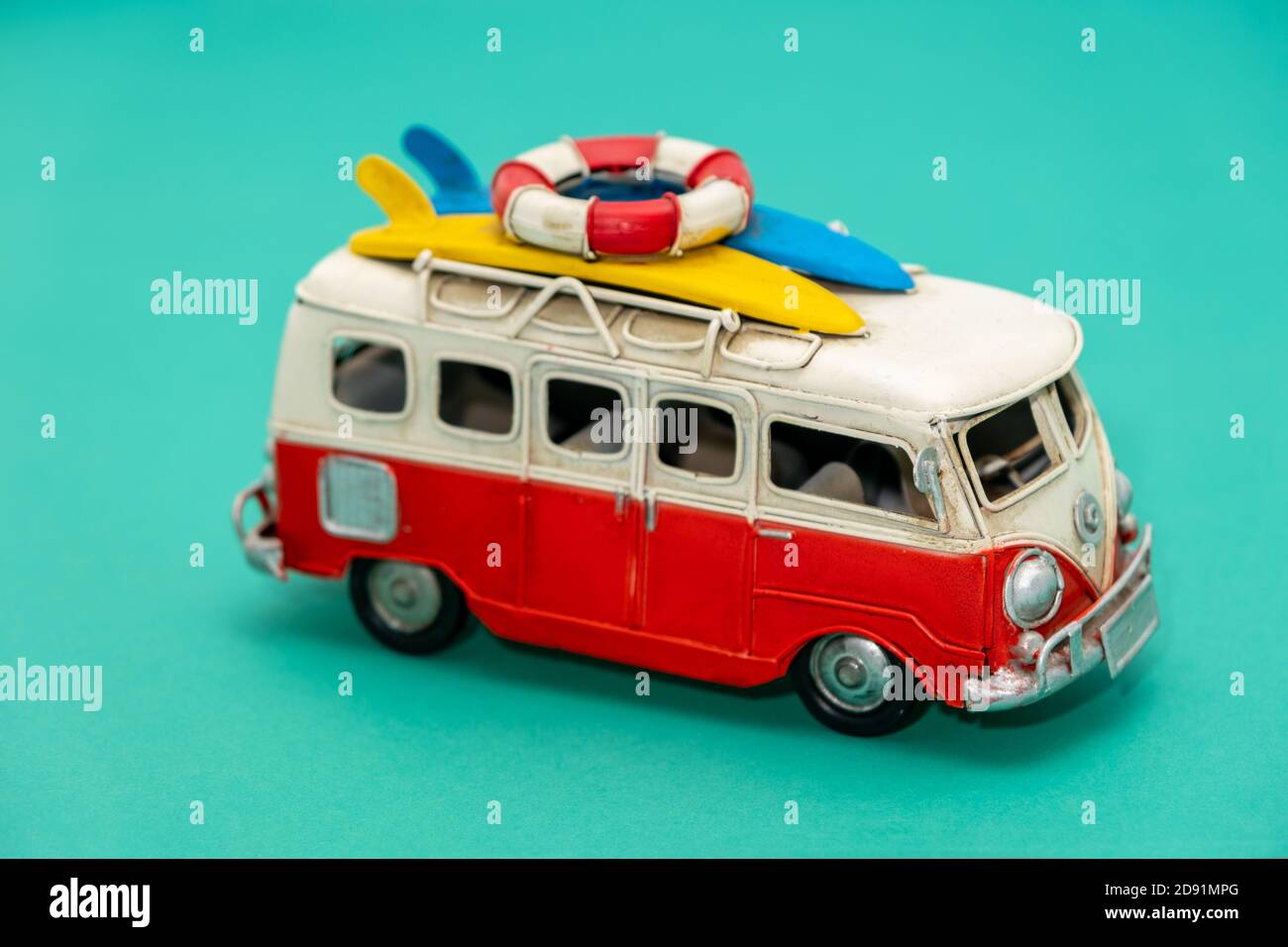 Londra, Regno Unito, 30 ottobre 2020: Minibus giocattolo d'epoca con tavole da surf davanti a uno sfondo sfocato. La Volkswagen tipo 2, noto frattico Foto Stock