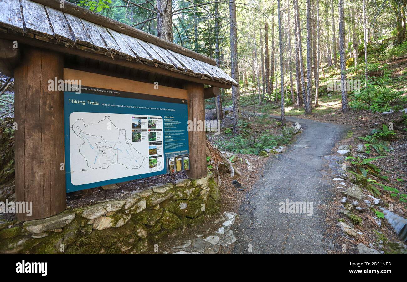 CAVE JUNCTION, OREGON, STATI UNITI - 30 settembre 2019: Una mappa e un cartello interpretativo presso il sentiero per i sentieri escursionistici presso l'Oregon Caves National Monument. Foto Stock