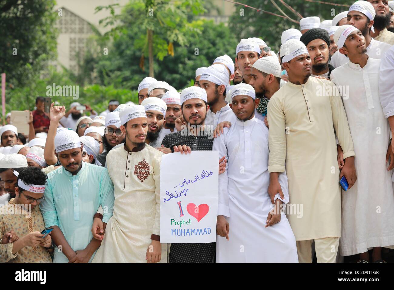 Dhaka, Bangladesh. 2 Nov 2020. Gli attivisti di Hefazat-e-Islam Bangladesh si riuniscono in una manifestazione per chiedere il boicottaggio dei prodotti francesi e denunciare il presidente francese Emmanuel Macron per i suoi commenti sulle caricature del profeta Mohammed, a Dhaka, Bangladesh, 02 novembre 2020. Credit: Suvra Kanti Das/ZUMA Wire/Alamy Live News Foto Stock