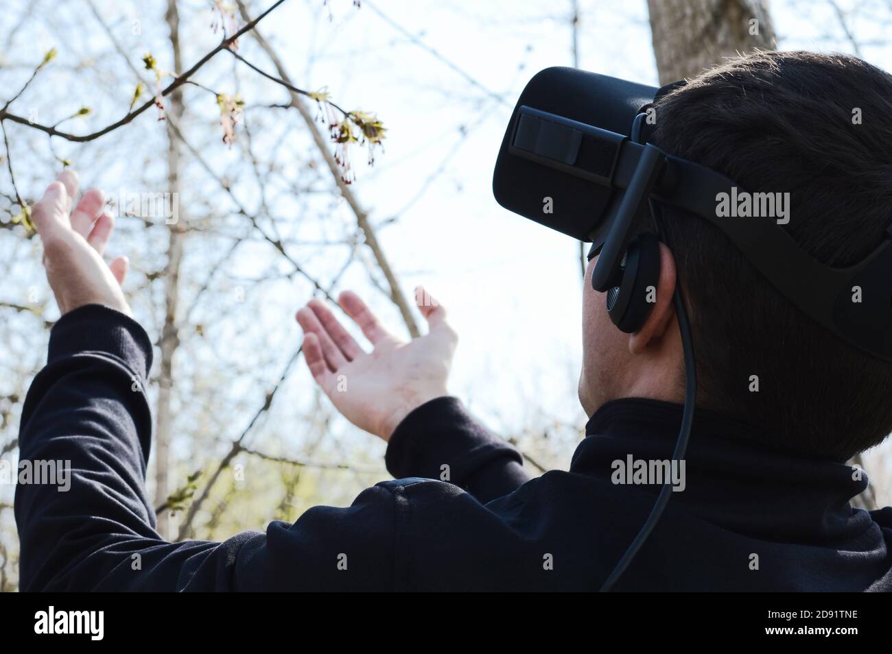 I giovani provano gli occhiali VR, le tecnologie virtuali aiutano le persone in una visione realistica della fauna selvatica Foto Stock