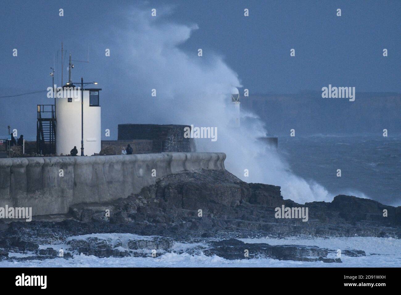 Porthcawl, Galles del Sud, Regno Unito. 2 novembre 2020. Tempo nel Regno Unito: Grandi onde sulla costa questo pomeriggio, mentre i resti dell'uragano Zeta continuano a sterline il Regno Unito. Credit: Andrew Bartlett/Alamy Live News Foto Stock